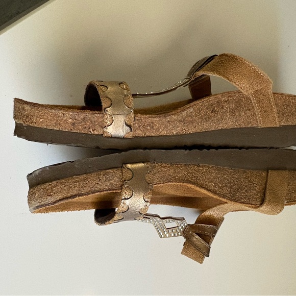NEW NAOT ASPEN sandals bronze and rhinestone. Size 40, ladies 9
NWOB - Picture 7 of 9